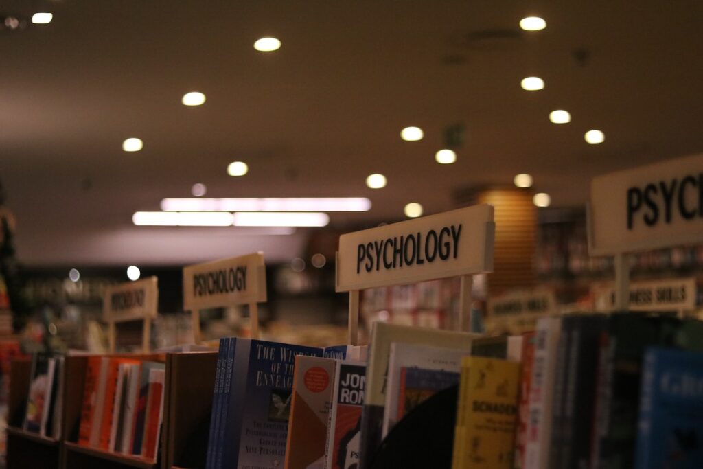 bibliothèque avec des livres sur la psychologie