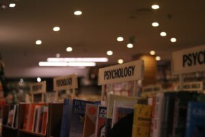 bibliothèque avec des livres sur la psychologie