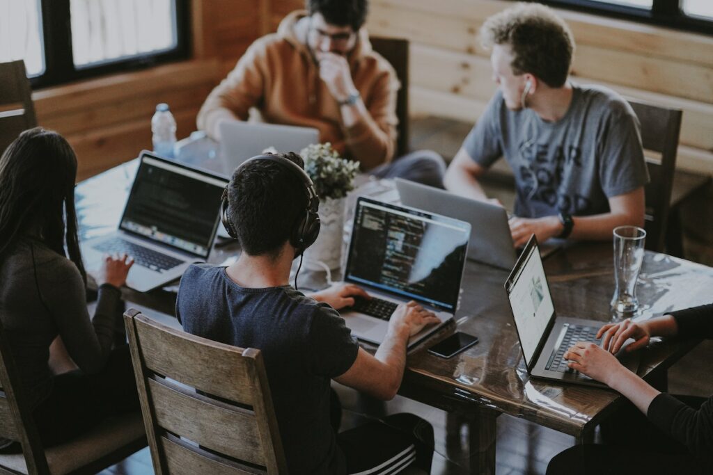 révisions entre plusieurs étudiants autour d'une table